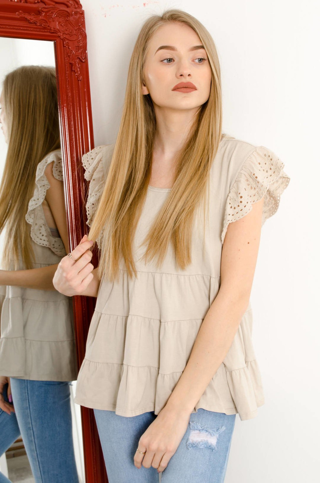 BEŻOWA ROZKLOSZOWANA BLUZKA Z AŻUROWYMI RĘKAWAMI