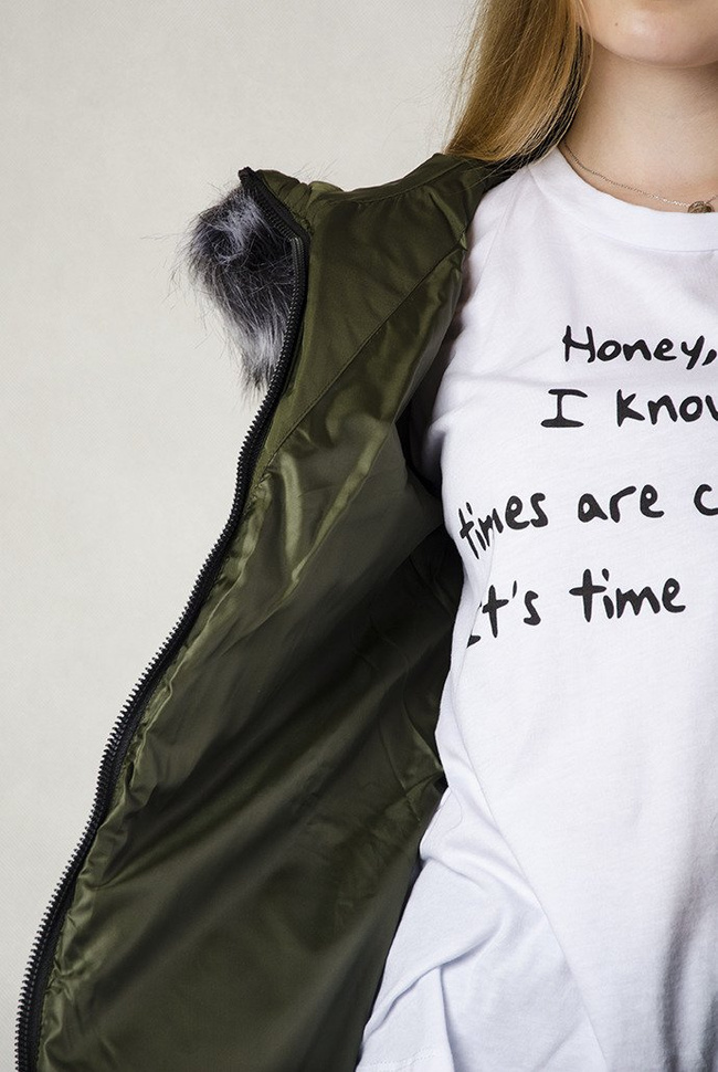 Zielona, przedłużana kurtka z naszywkami