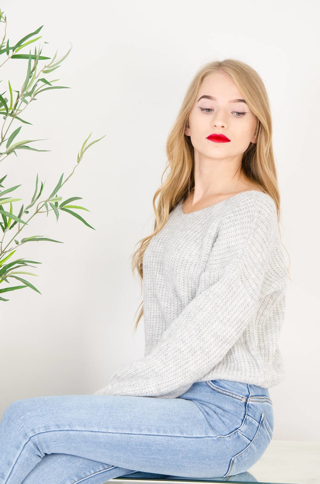 KRÓTKI SZARY SWETER Z DEKOLTEM W SZPIC