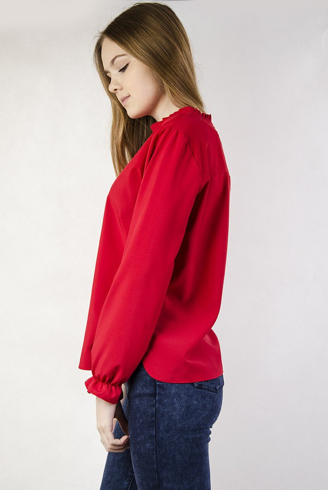 Czerwona bluzka z falbanką przy szyi