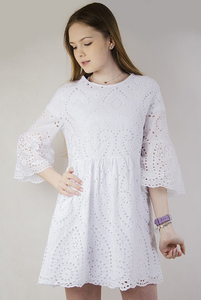 Biała ażurowa sukienka z rozszerzanymi rękawami