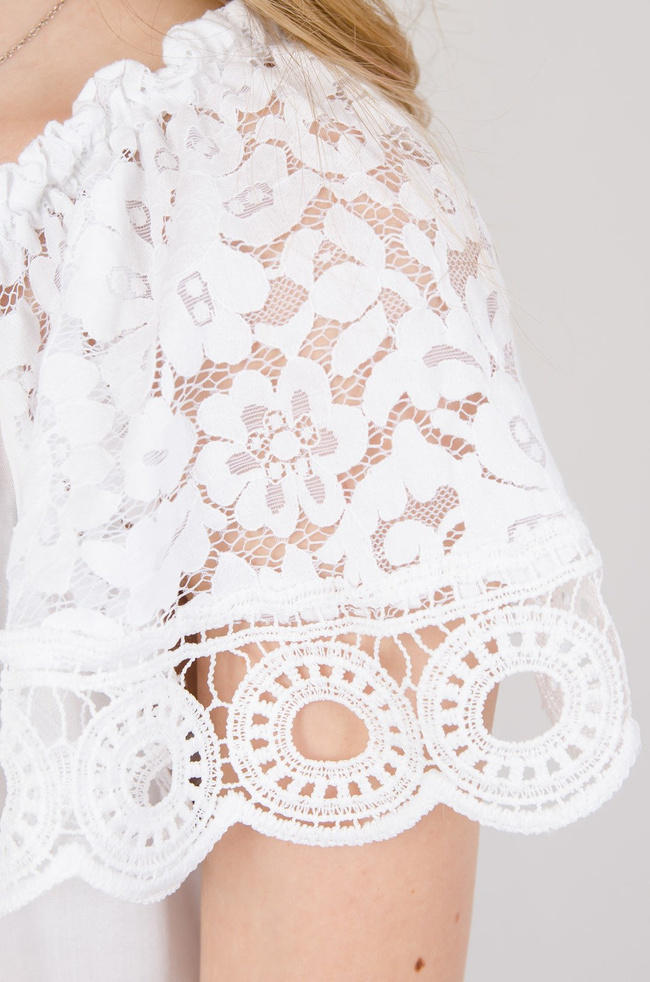 Biała bluzka z koronkowym rękawem