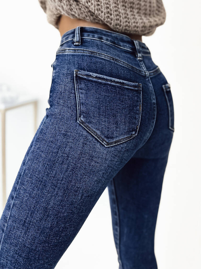 CIEMNE JEANSY Z GUZIKAMI PRZY NOGAWCE- WYSOKI STAN