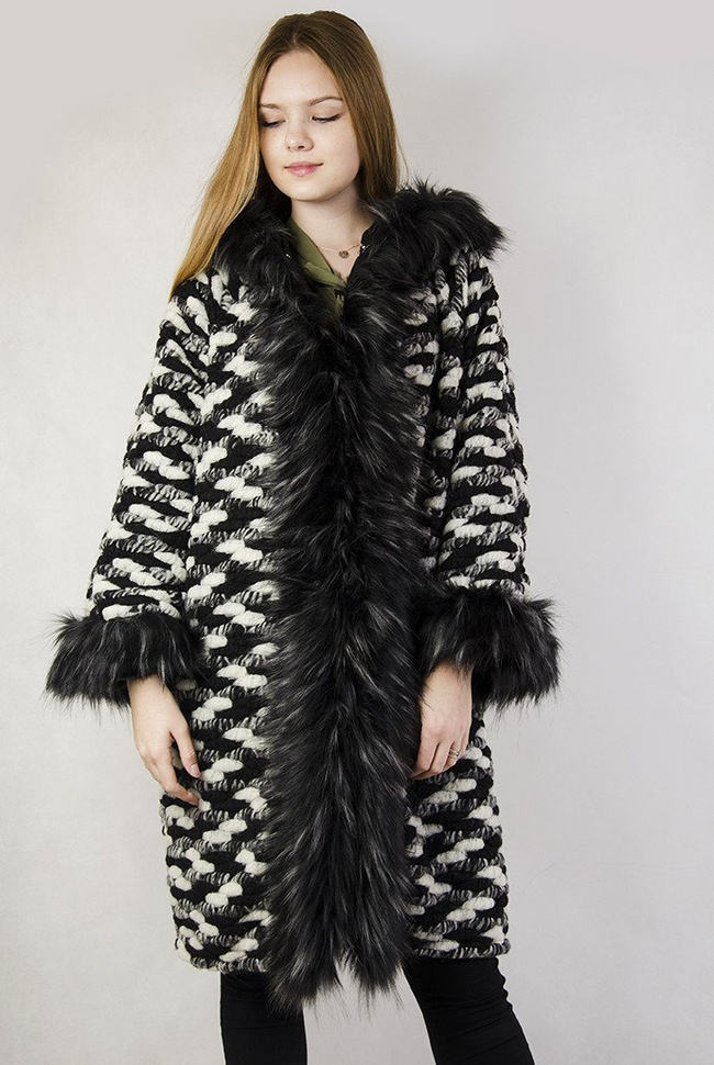 Biało-czarny płaszcz z czarnym futrem