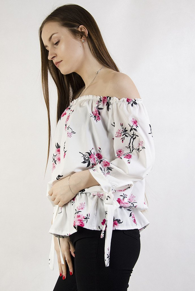 Biała bluzka w kwiaty z hiszpańskim dekoltem