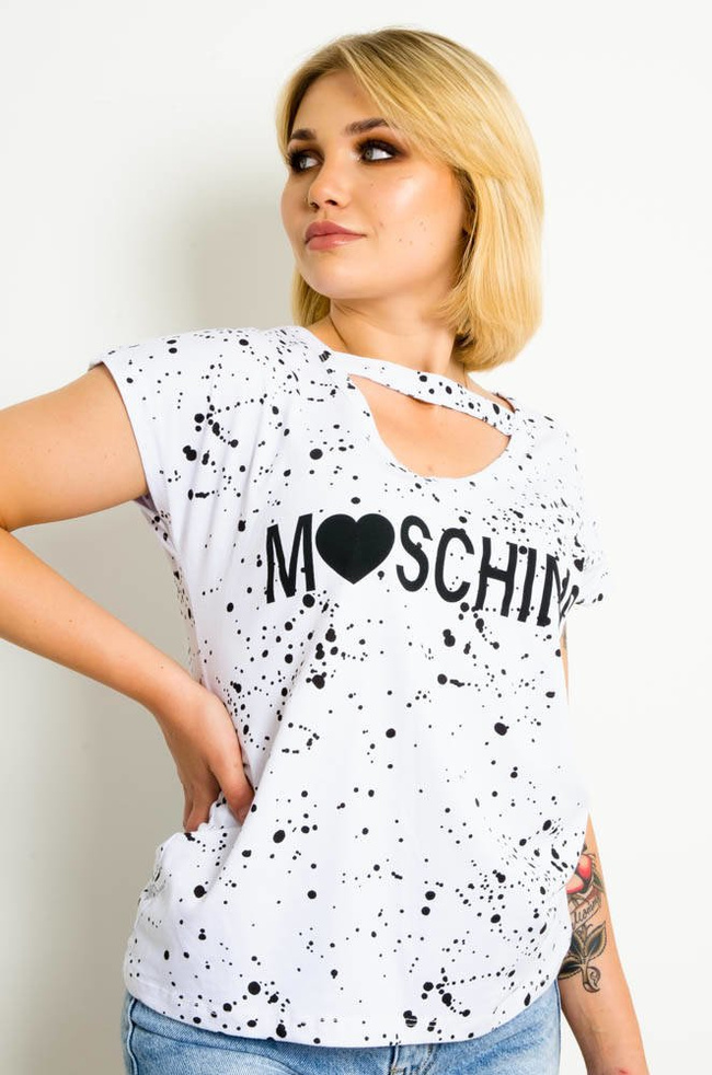 BIAŁY T-SHIRT W BIAŁE PLAMKI Z NAPISEM -WYCIĘCIE W DEKOLCIE