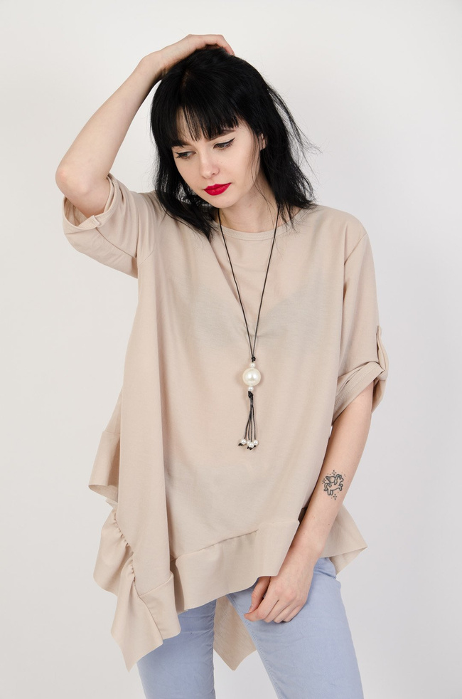 Beżowa asymetryczna bluzka z falbaną + wisiorek