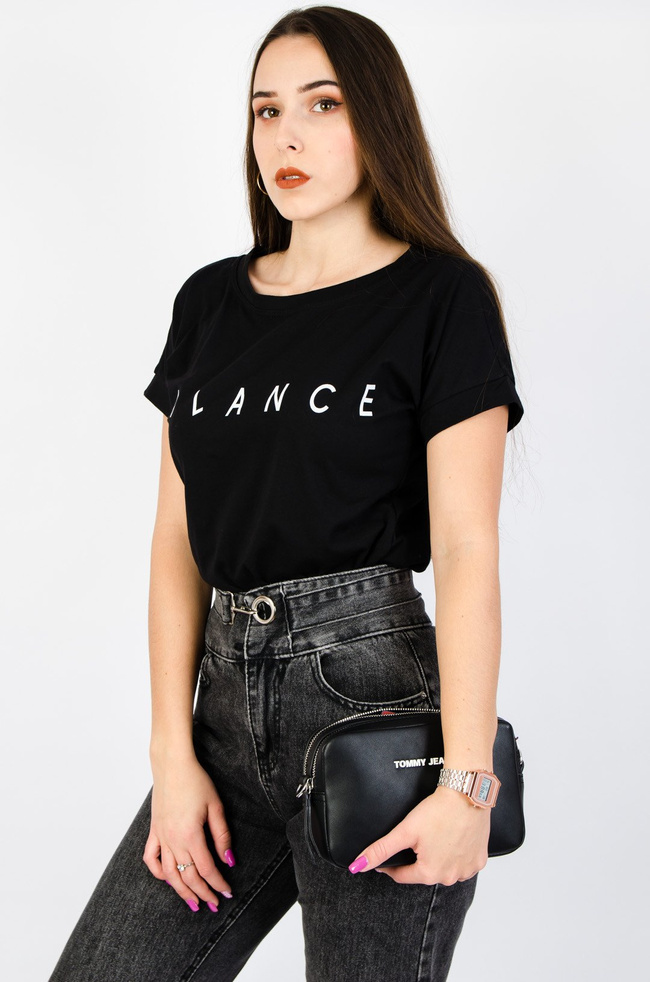CZARNY T-SHIRT Z NAPISEM BALANCE