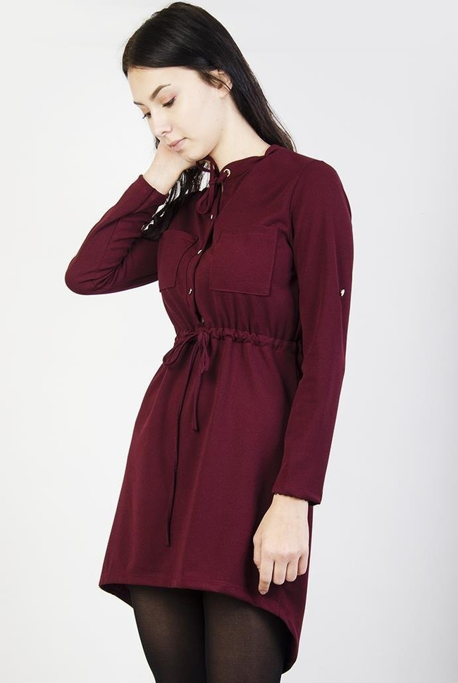 Asymetryczna sukienka bordowa z wiązaniem przy szyi oraz w talii