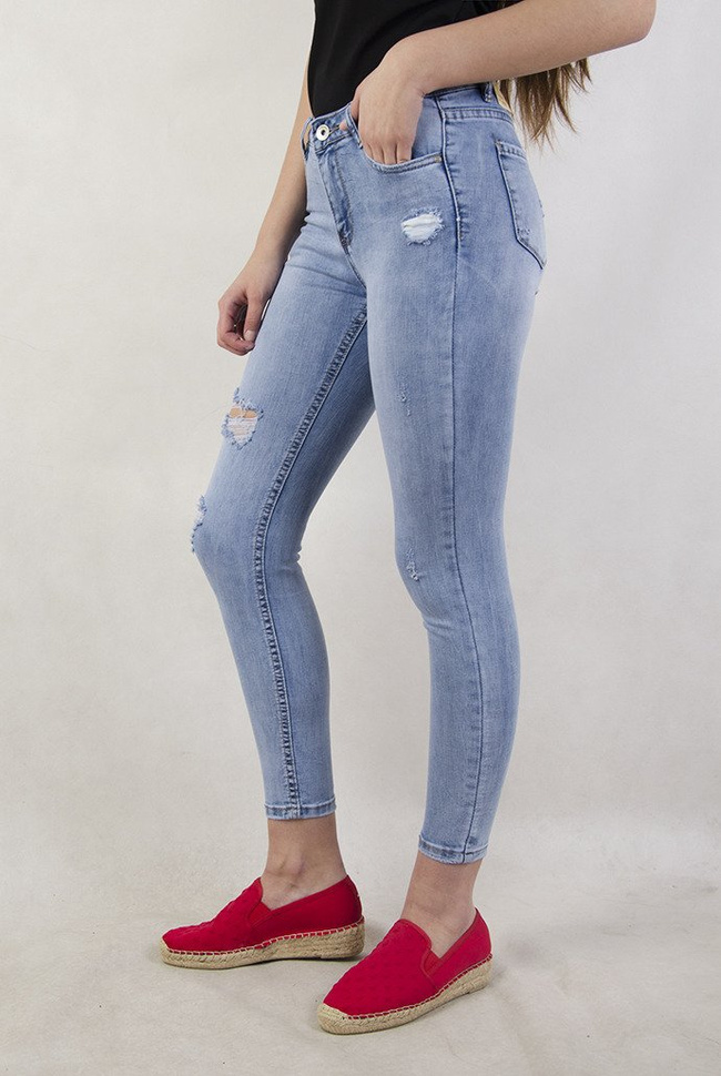 Jasne spodnie z dziurami, przylegające