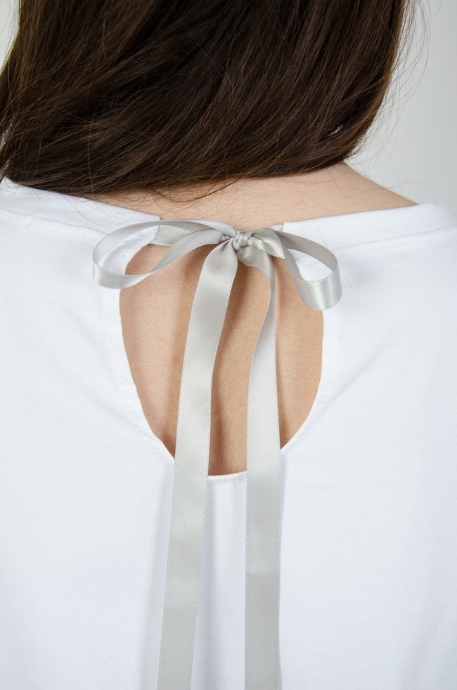 Biała bluzka z motywem kobiety oraz kokardą