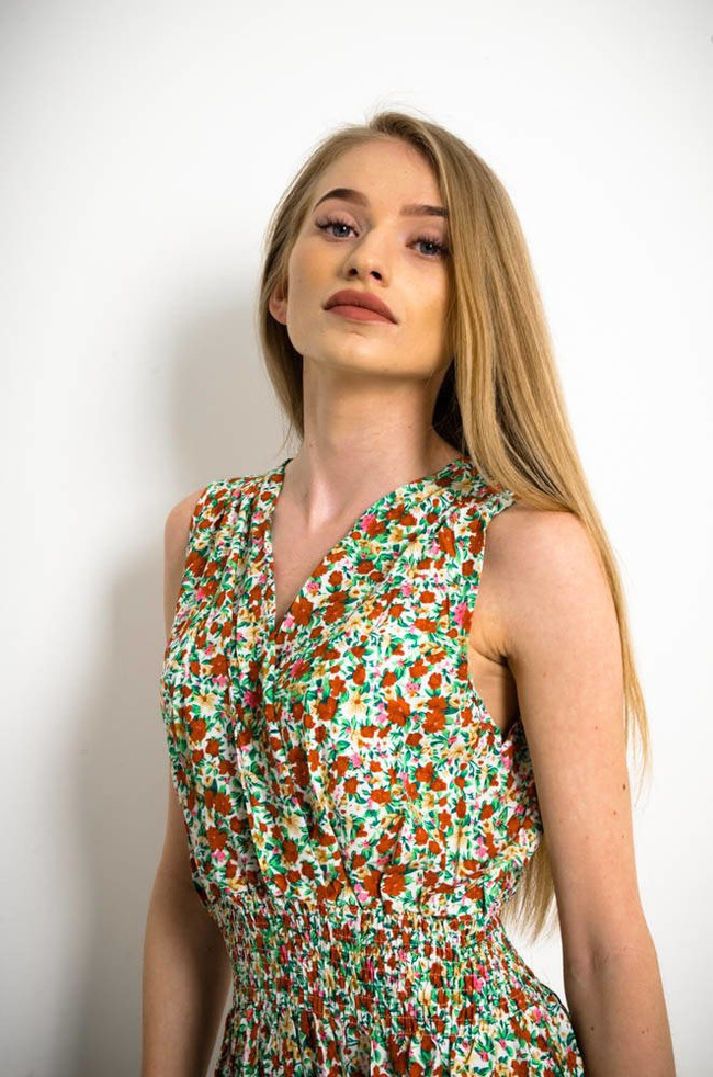 BIAŁA SUKIENKA MAXI W KWIATY-KOPERTOWY DEKOLT