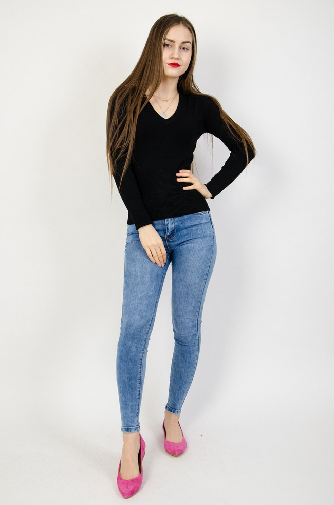 Czarny sweter z dekoltem w serek