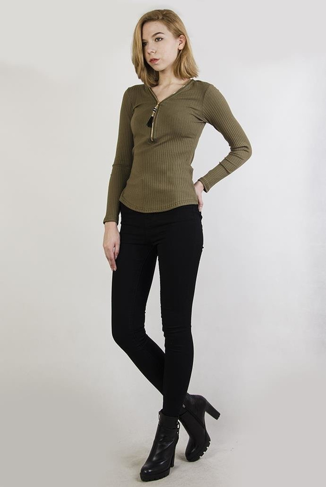 Zielona prążkowana bluzka zapinana na zamek