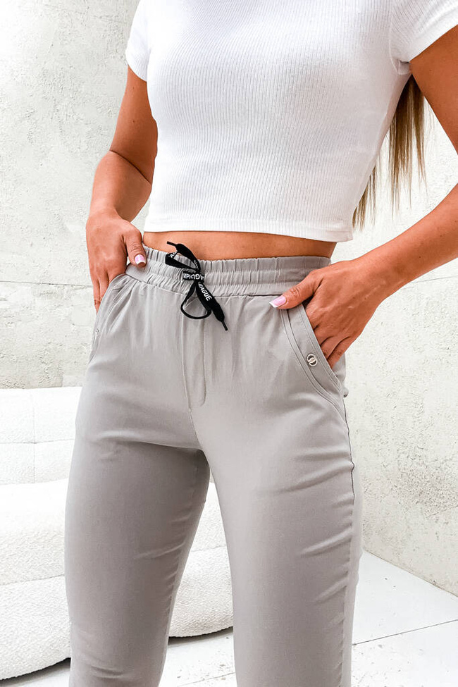 SPODNIE ZE ŚCIAGACZEM W PASIE I OZDOBĄ NA KIESZENI- BEŻOWE