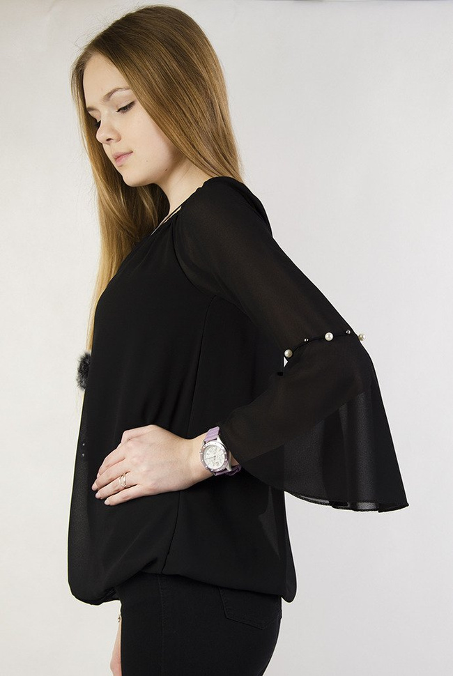 Czarna zwiewna bluzka z rozszerzonymi rękawami oraz perełkami