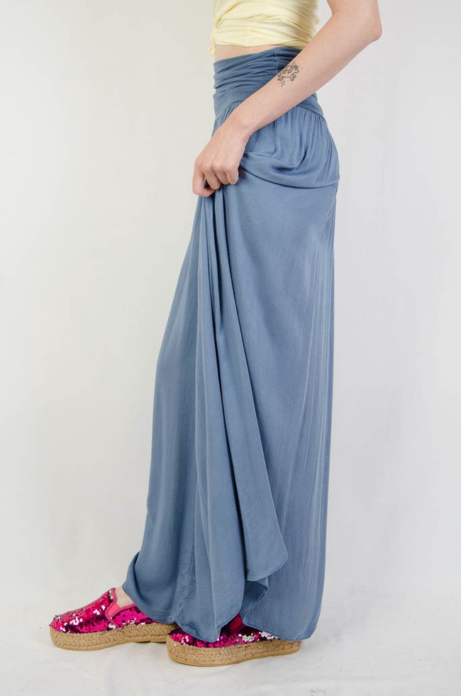 Długa zwiewna niebieska spódnica z szerokim pasem