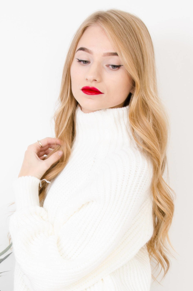 KREMOWY SWETER OVERSIZE Z PÓŁGOLFEM