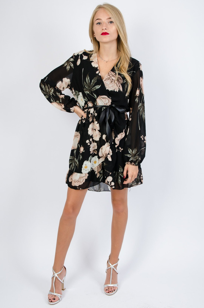 Czarna sukienka w kwiaty