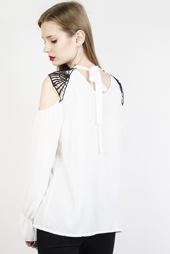 Biała koszula z ażurowym zdobieniem
