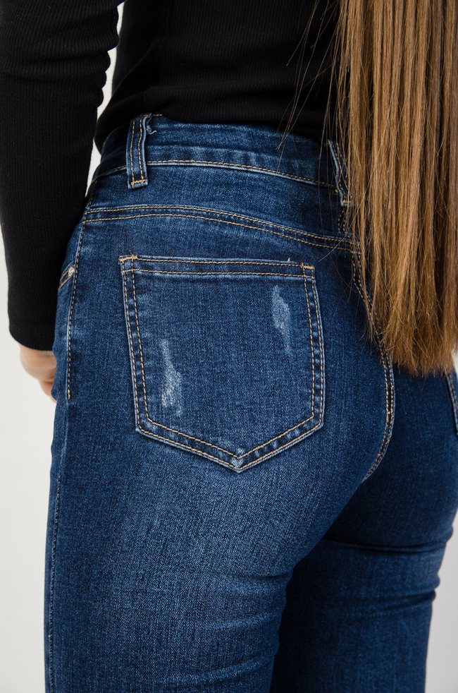 Granatowe spodnie jeansowe z przetarciami