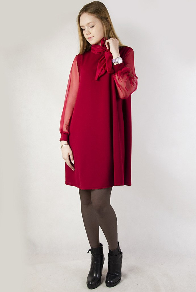 Zwiewna bordowa sukienka z rękawami z tiulu