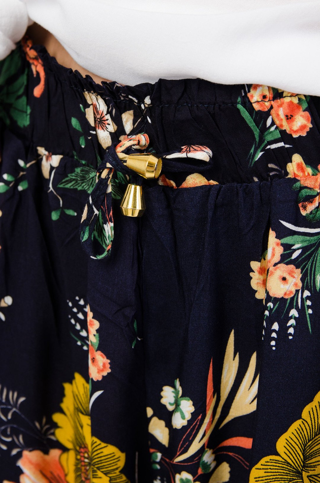 Granatowe alladynki w kwiaty