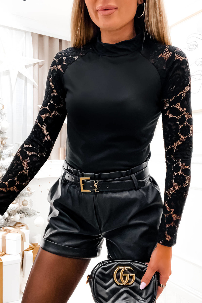 CZARNY PÓŁGOLF Z KORONKOWYMI RĘKAWAMI