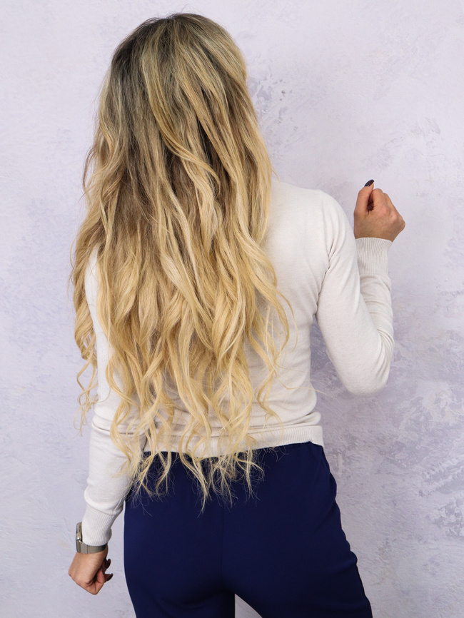 SWETEREK W DEKOLTEM W SZPIC I ŚCIĄGACZAMI- BEŻOWY