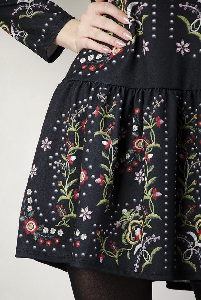 Czarna sukienka ze wzorami folkowymi