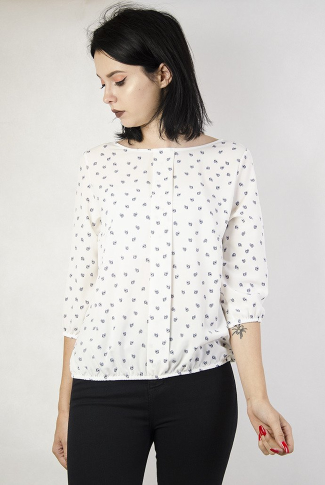 Biała bluzka w szkicowane serduszka