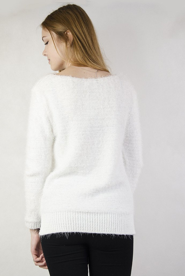 Biały, włochaty sweterek