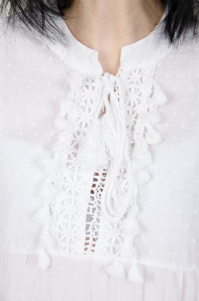 Biała bluzka z ażurowymi elementami