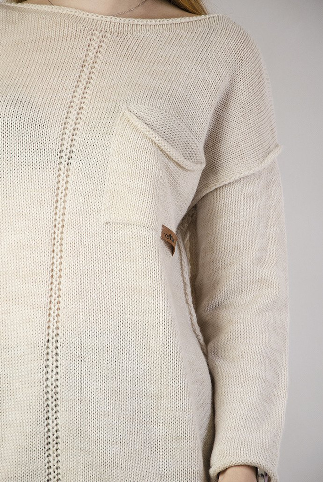 Beżowy sweter z kieszonką