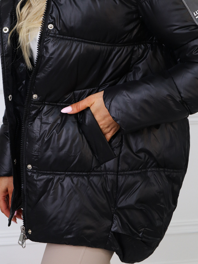 KURTKA ASYMETRYCZNA Z NASZYWKĄ NA RĘKAWIE I FUTERKIEM- CZARNA