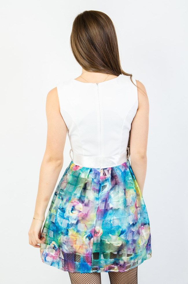 Biała rozkloszowana sukienka z kolorowym dołem 