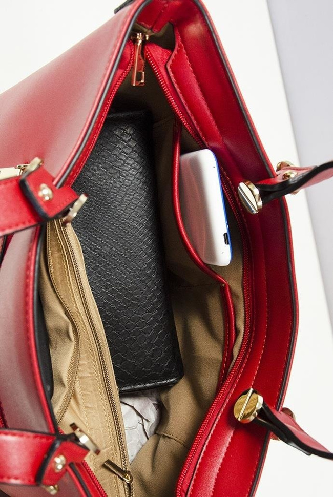 Duża intensywnie czerwona torebka o gładkiej teksturze