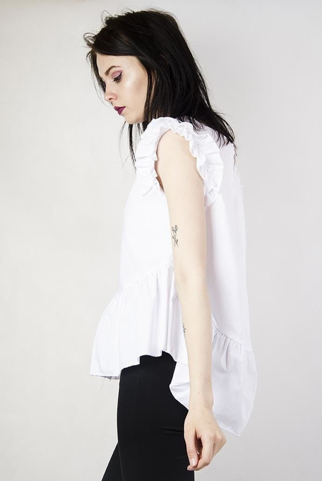 Biała, gładka bluzka koszulowa z falbankami