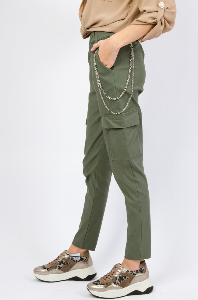 Zielone bojówki z łańcuszkiem