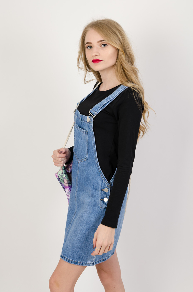 Jasno-jeansowa spódnica ogrodniczka