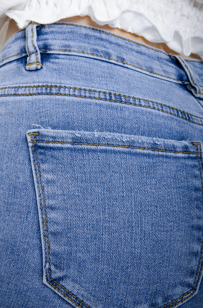 SPODNIE JEANSOWE Z OZDOBNYMI KORALIKAMI I KOKARDĄ