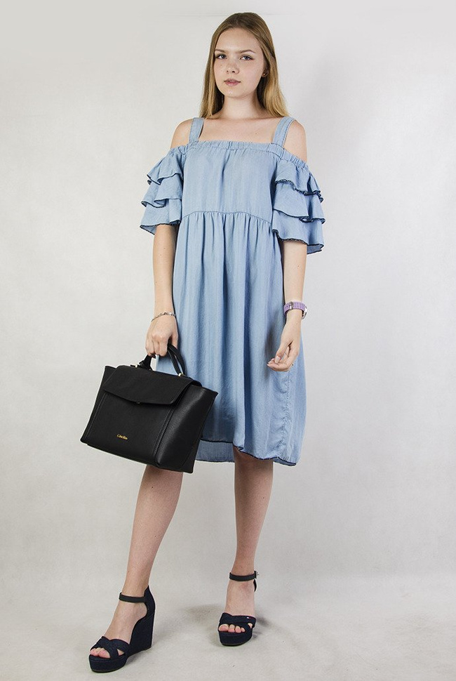 Jasnoniebieska sukienka z falbanami, na ramiączka