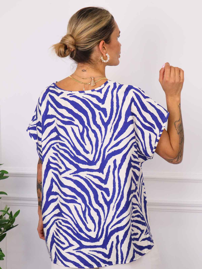 T-SHIRT OVERSIZE W ZEBRĘ Z OZDOBNYMI CYRKONIAMI- NIEBIESKI