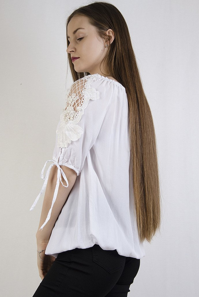 Biała bluzka z gumką na dole i ażurowymi wstawkami