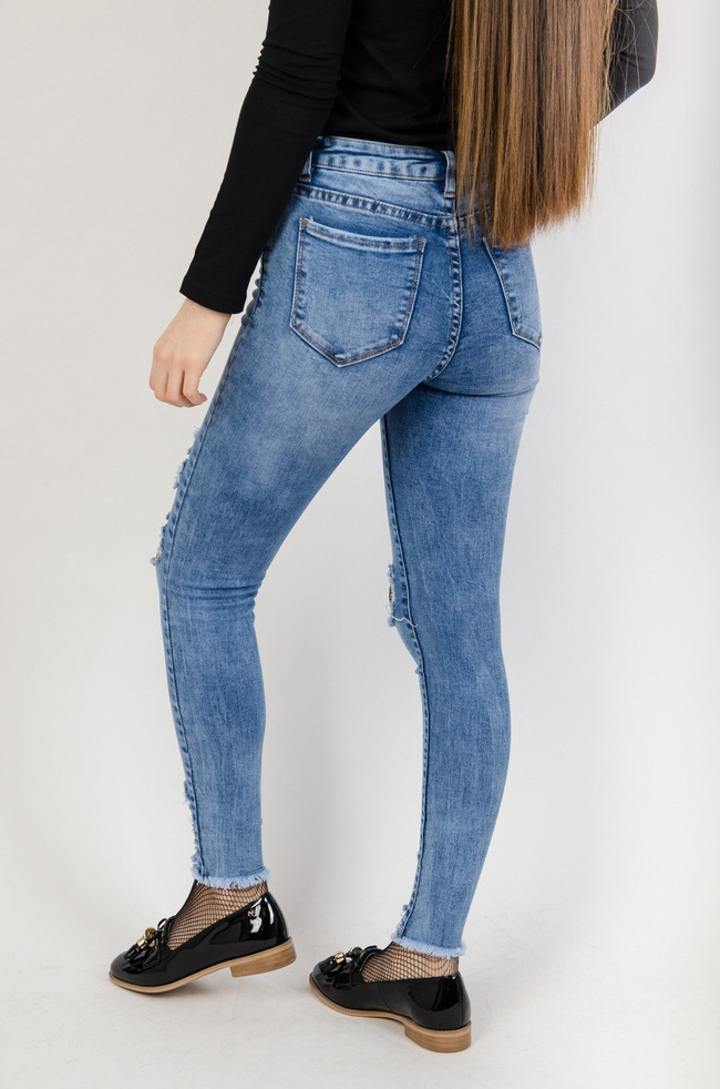 Jasne spodnie jeansowe z dziurami