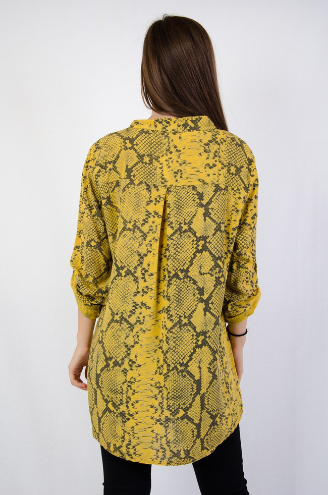 Żółta bluzka koszulowa w wężowy wzór z ozdobną kieszonką