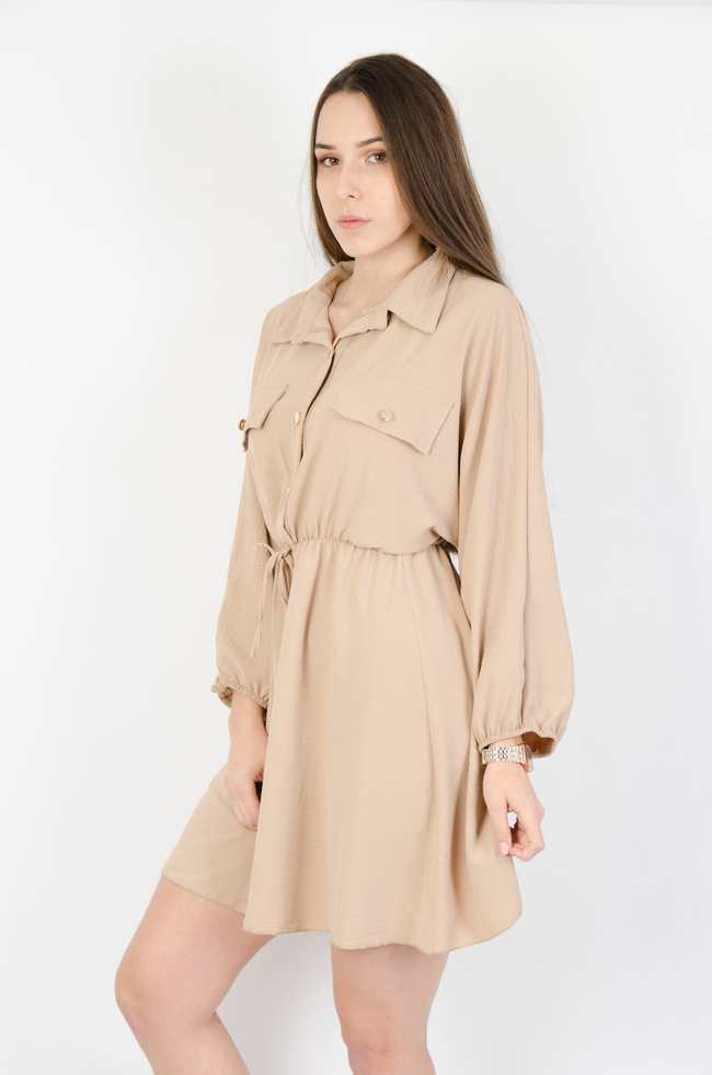 BEŻOWA SUKIENKA Z KREPY ŚCIĄGANA W PASIE