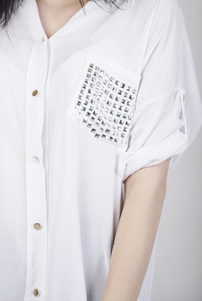 Biała koszula z ćwiekami na kieszonce