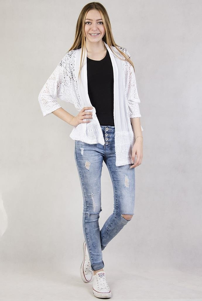 Koronkowa narzutka z szerokim plecionym pasem na dole biała