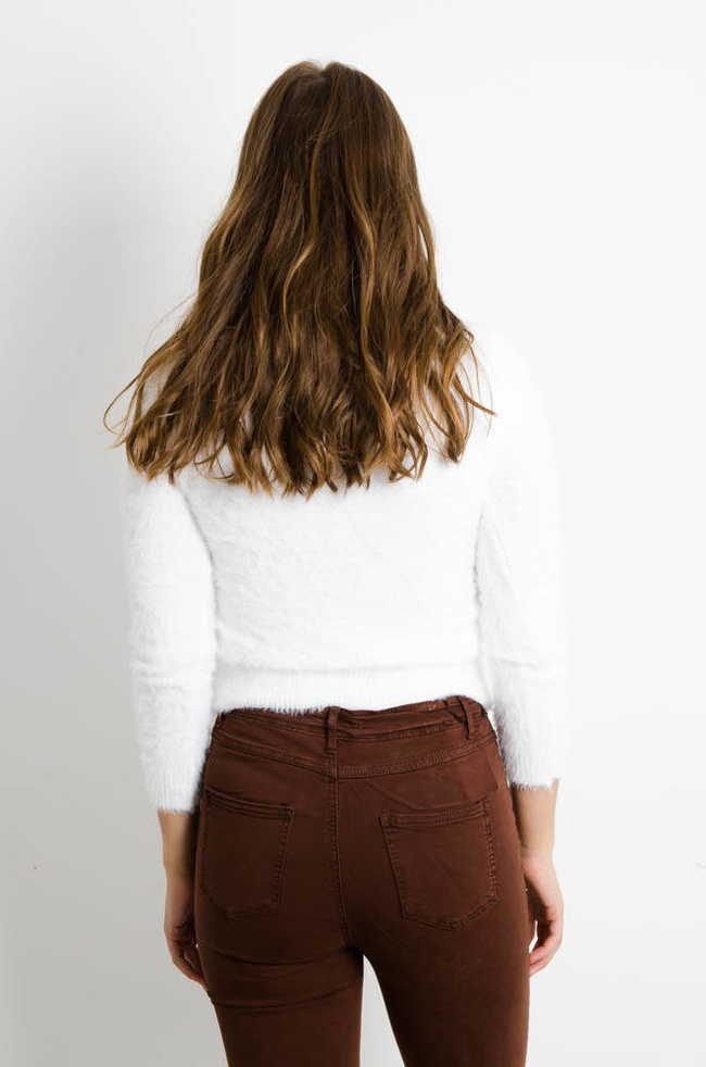 BIAŁY WŁOCHATY SWETEREK Z DEKOLTEM W SEREK